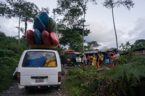 Hasty departure with some very well packed vans and one moto-taxi